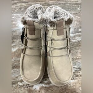 Hey Dude Boots

Women’s size 9 

NWT